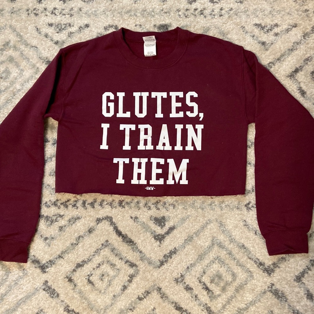 Cropped maroon crew neck sweatshirt